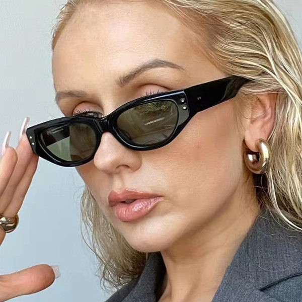 Moteriški modernūs akiniai spalvotais rėmeliais – katės akių tipo