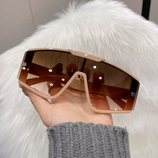 Μοντέρνα γυαλιά ηλίου - για γυναίκες