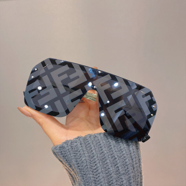 Moodsad UV-kaitsega päikeseprillid naistele