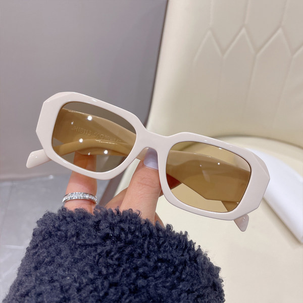 Moodsad laia raamiga naiste prillid – mitut värvi