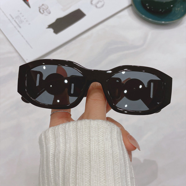 Moodsad laia raamiga naiste prillid – mitut värvi