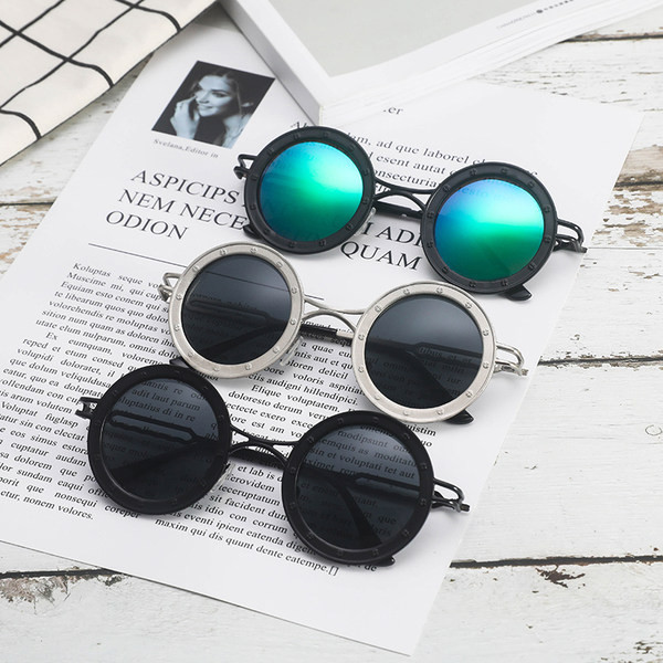 Ümara kujuga ja värviliste prillidega naiste päikeseprillid