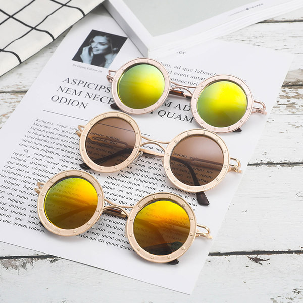 Ümara kujuga ja värviliste prillidega naiste päikeseprillid