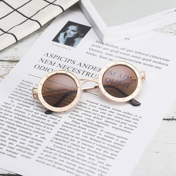 Ümara kujuga ja värviliste prillidega naiste päikeseprillid