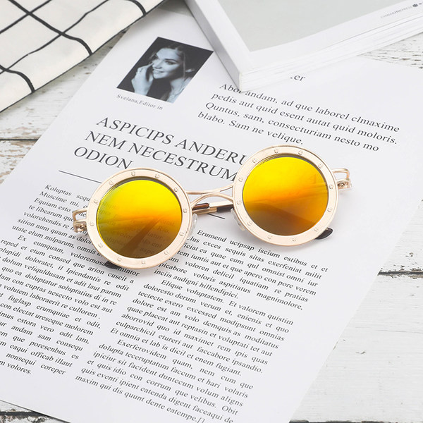 Ümara kujuga ja värviliste prillidega naiste päikeseprillid