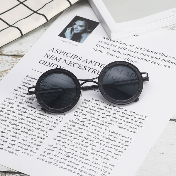 Ümara kujuga ja värviliste prillidega naiste päikeseprillid