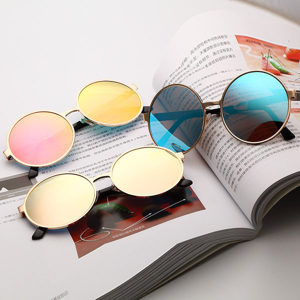 Moodsad ümarad õhukeste raamidega prillid