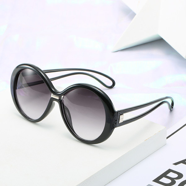 Novi model ženskih sunčanih naočala okruglog oblika