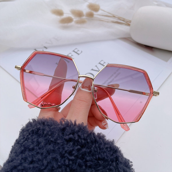 Γυναικεία μοντέρνα γυαλιά με χρωματιστά γυαλιά και σκελετό