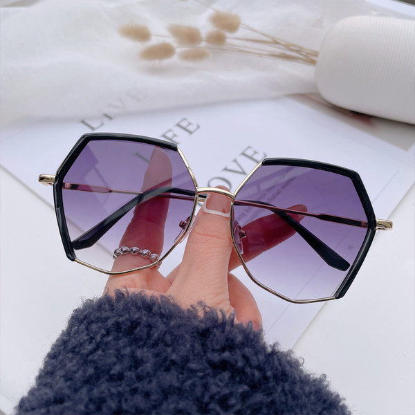 Γυναικεία μοντέρνα γυαλιά με χρωματιστά γυαλιά και σκελετό