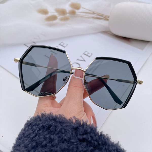 Γυναικεία μοντέρνα γυαλιά με χρωματιστά γυαλιά και σκελετό