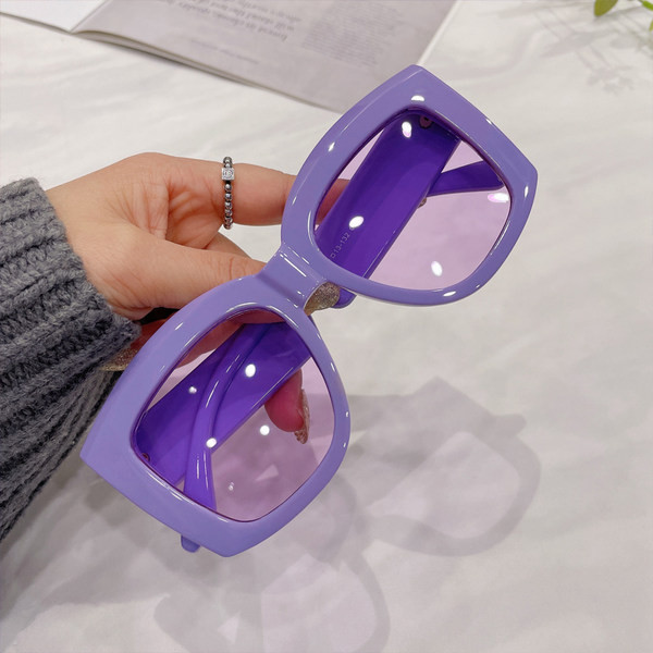 Plastikust raamiga ruudukujulised naiste päikeseprillid