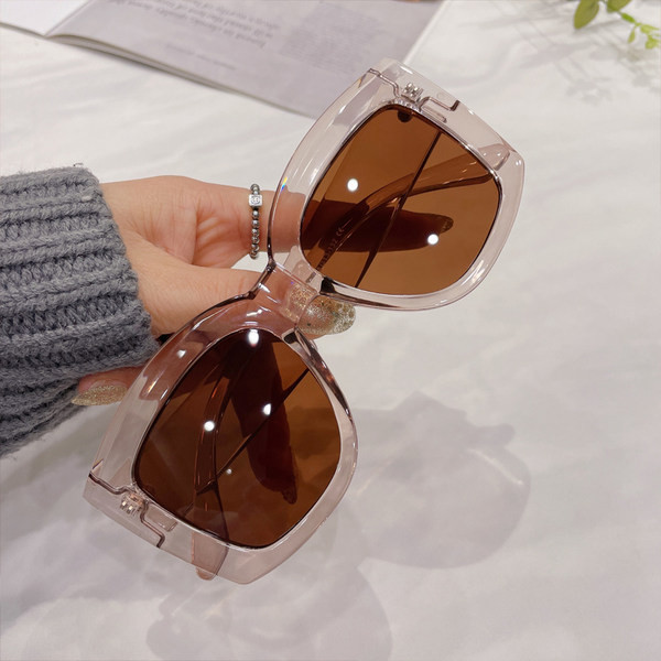 Plastikust raamiga ruudukujulised naiste päikeseprillid