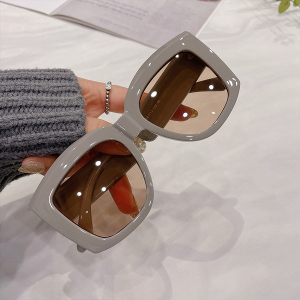 Plastikust raamiga ruudukujulised naiste päikeseprillid