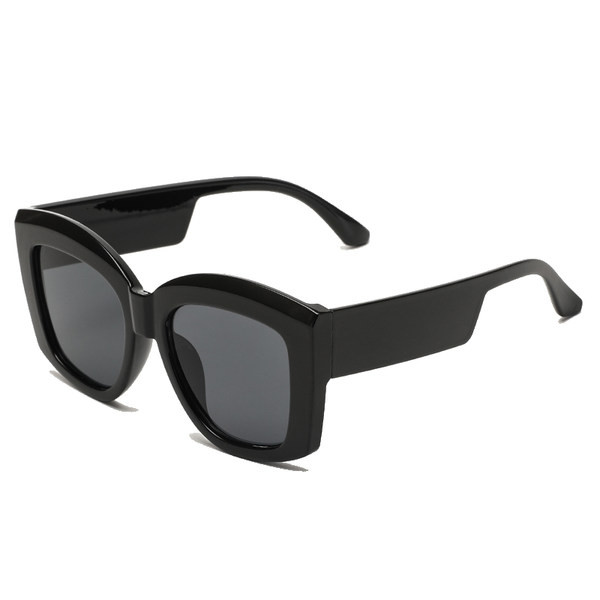 Plastikust raamiga ruudukujulised naiste päikeseprillid