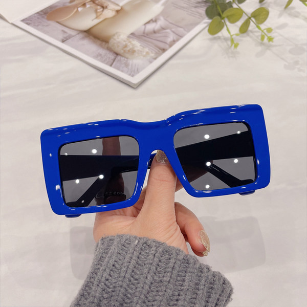 Καθημερινά γυναικεία γυαλιά ηλίου με προστασία UV - φαρδύς σκελετός