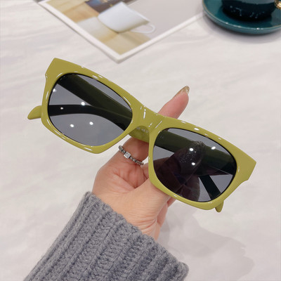 Plastikust värviliste raamidega naiste prillid