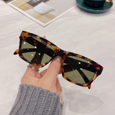 Plastikust värviliste raamidega naiste prillid