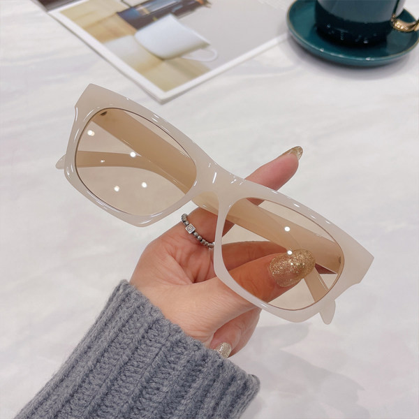 Plastikust värviliste raamidega naiste prillid