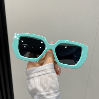 Μοντέρνα γυναικεία γυαλιά με χρωματιστό πλαστικό σκελετό