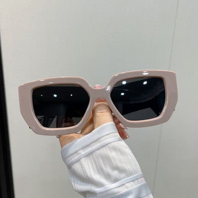 Μοντέρνα γυναικεία γυαλιά με χρωματιστό πλαστικό σκελετό