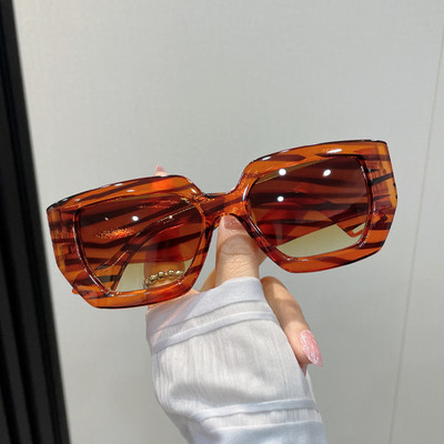 Μοντέρνα γυναικεία γυαλιά με χρωματιστό πλαστικό σκελετό