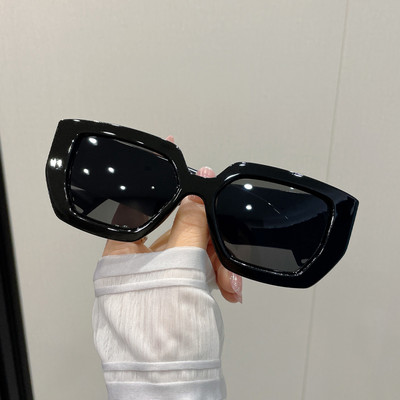 Μοντέρνα γυναικεία γυαλιά με χρωματιστό πλαστικό σκελετό