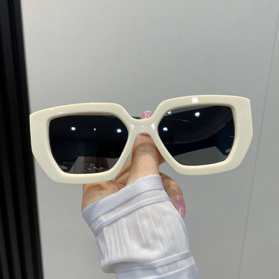 Μοντέρνα γυναικεία γυαλιά με χρωματιστό πλαστικό σκελετό