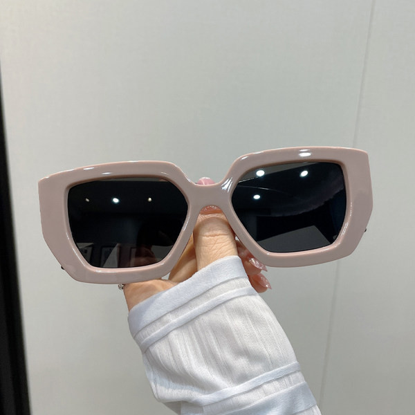 Μοντέρνα γυναικεία γυαλιά με χρωματιστό πλαστικό σκελετό