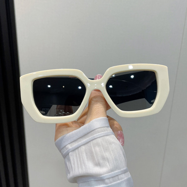 Μοντέρνα γυναικεία γυαλιά με χρωματιστό πλαστικό σκελετό