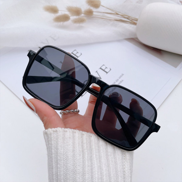 Naiste retrovärviliste klaasidega päikeseprillid