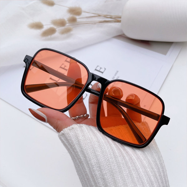 Naiste retrovärviliste klaasidega päikeseprillid