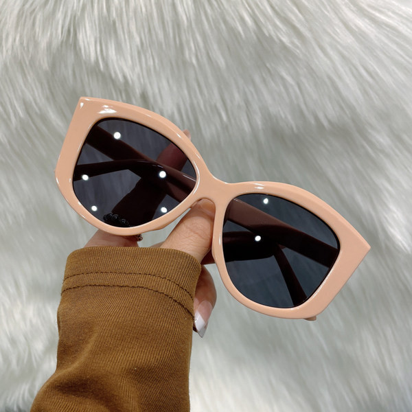 Uus UV-kaitsega päikeseprillide mudel mitmes värvitoonis