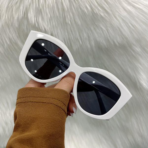 Uus UV-kaitsega päikeseprillide mudel mitmes värvitoonis