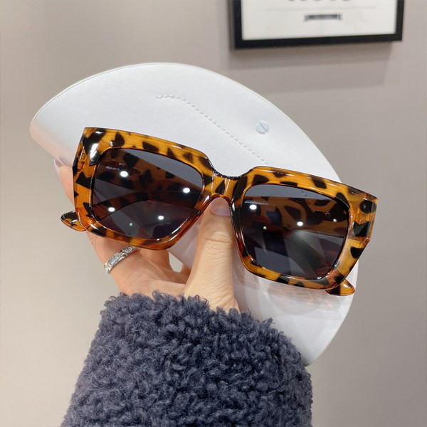 Moodsad UV-kaitsega naisteprillid