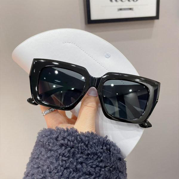 Moodsad UV-kaitsega naisteprillid