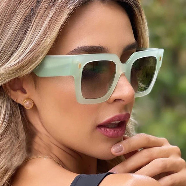 Moodsad neljakandilised prillid naistele