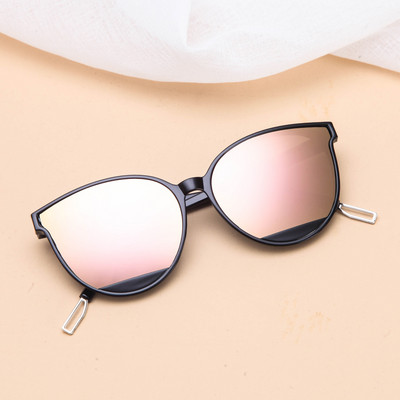 Naiste kaasaegsed UV-kaitse ja plastikraamiga prillid