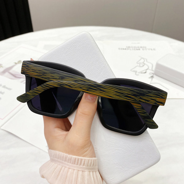 Kaasaegsed naiste prillid ruudu kujuga - mitut värvi