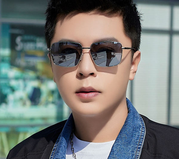 Vyriški kvadratiniai akiniai nuo saulės tinkantys vairavimui