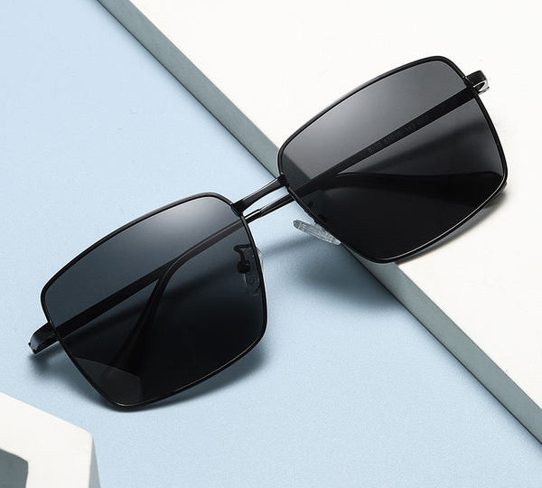 Vyriški kvadratiniai akiniai nuo saulės tinkantys vairavimui