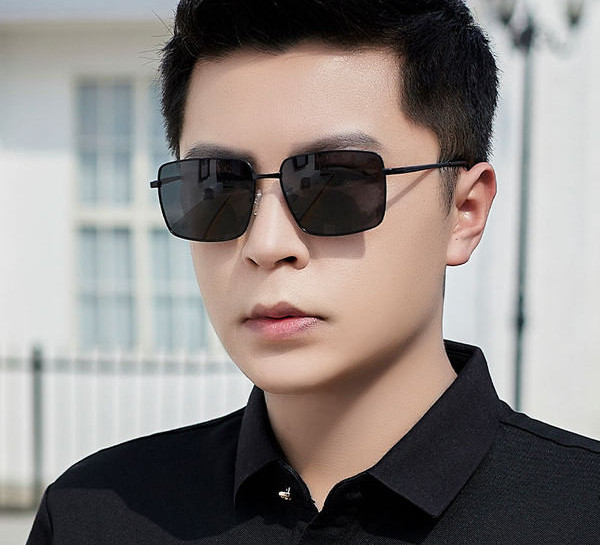 Vyriški kvadratiniai akiniai nuo saulės tinkantys vairavimui