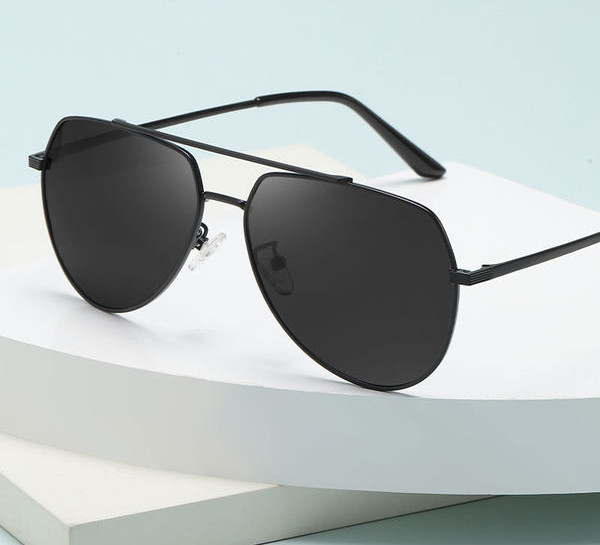 Uus õhukeste raamidega päikeseprillide mudel