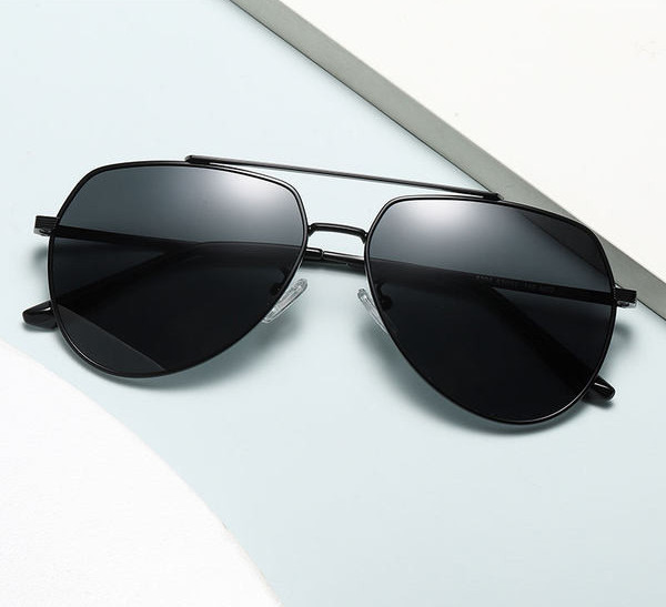 Uus õhukeste raamidega päikeseprillide mudel