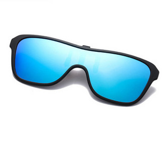 Meeste klamber värviliste klaasidega prillidele