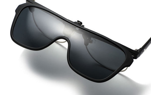 Meeste klamber värviliste klaasidega prillidele