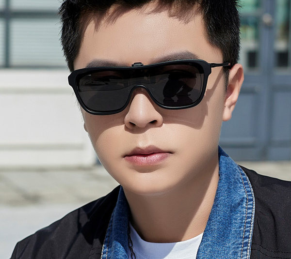 Meeste klamber värviliste klaasidega prillidele