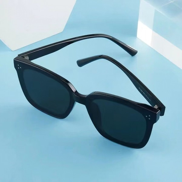 Moodsad mustad prillid