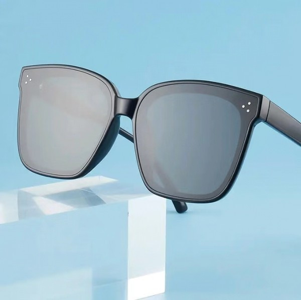 Moodsad mustad prillid