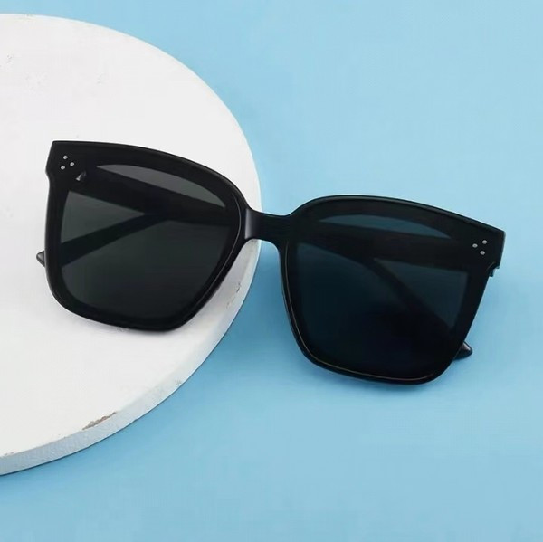 Moodsad mustad prillid